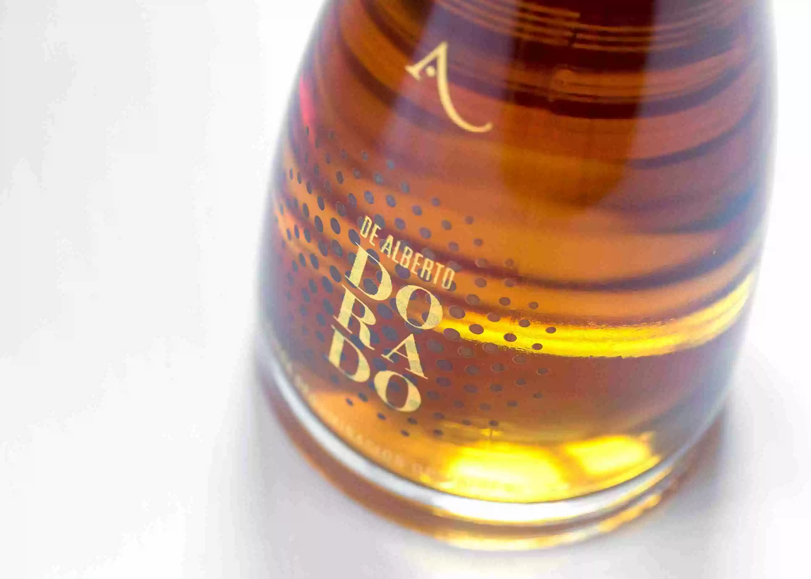 DeAlberto Dorado — Diseño de etiqueta de vino