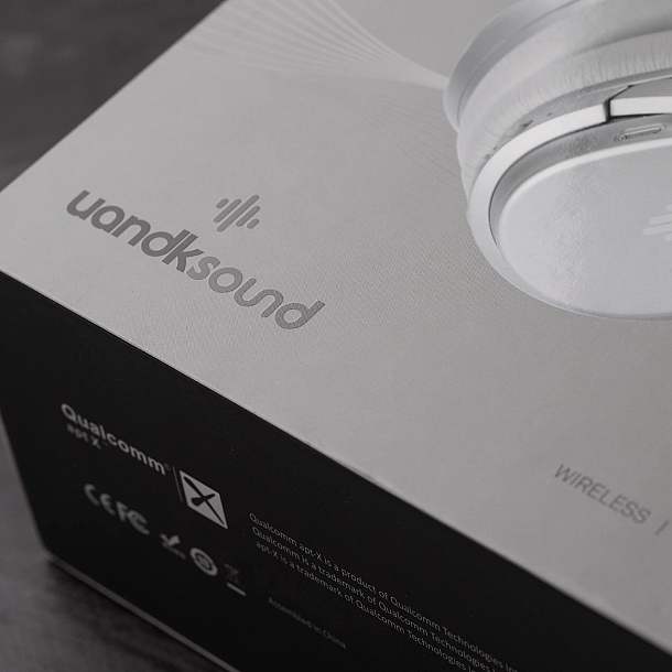 vista packaging caja plateada contraste con lateral